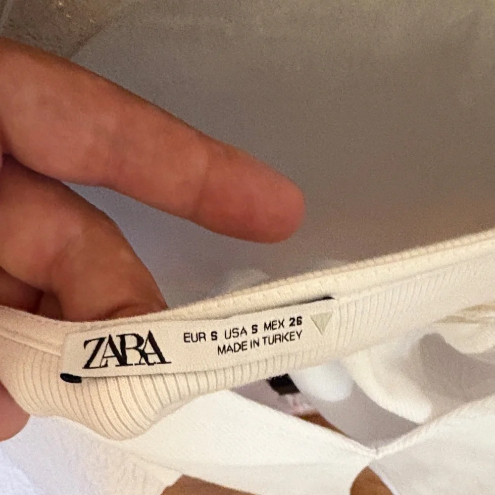Zara White Textured V-Neck Blouse